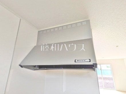 2号棟 レンジフード 【三鷹市北野3丁目】 お手入れのしやすいレンジフードは見た目もスッキリしていて、料理時の油煙やニオイを効率的に外に出せます。/撮影日2026/05/23