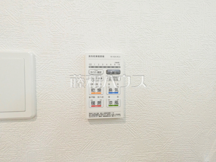 2号棟 浴室乾燥機リモコン 【三鷹市北野3丁目】 浴室には暖房機能を備えているので、冬の寒い時期には入浴前に予備暖房をすることで急激な温度変化によるヒートショックの防止にも役立ちます。/撮影日2026/05/23