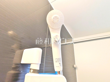1号棟 スイッチ付シャワーヘッド 【三鷹市北野3丁目】 浴室のシャワーは手元で止水ができるスイッチ付シャワーヘッドにより、さらに節水効果がアップします。/撮影日2026/05/23