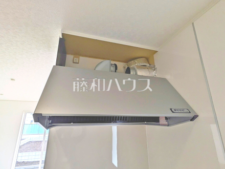 1号棟 レンジフード 【三鷹市北野3丁目】 お手入れのしやすいレンジフードは見た目もスッキリしていて、料理時の油煙やニオイを効率的に外に出せます。/撮影日2026/05/23