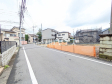 接道状況および現場風景 全体としての見通しがよく、すれ違いや車を出し入れする際も安心です。 【東村山市諏訪町2丁目】 接道状況および現場風景 全体としての見通しがよく、すれ違いや車を出し入れする際も安心です。 【東村山市諏訪町2丁目】