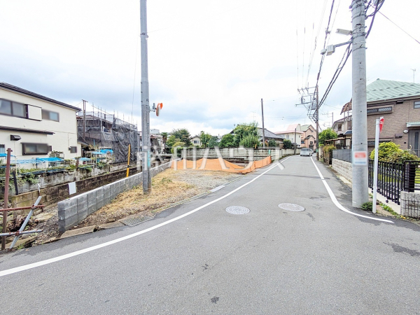 接道状況および現場風景 運転、駐車が苦手な方にも嬉しい前面道路約6m! 【東村山市諏訪町2丁目】 接道状況および現場風景 運転、駐車が苦手な方にも嬉しい前面道路約6m! 【東村山市諏訪町2丁目】