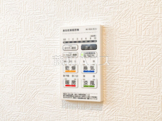 24時間換気システム 24時間換気システムにより、花粉・PM2.5などの微小粒子物質の侵入を防ぎ、快適な室内を保ちます。 24時間換気システム 24時間換気システムにより、花粉・PM2.5などの微小粒子物質の侵入を防ぎ、快適な室内を保ちます。