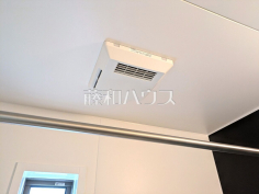 浴室乾燥機(浴室内上部)雨の日の強い味方!浴室換気乾燥機付きユニットバスで洗濯物が乾かせます。
浴室乾燥機(浴室内上部)雨の日の強い味方!浴室換気乾燥機付きユニットバスで洗濯物が乾かせます。