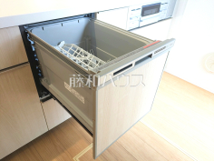 食器洗浄乾燥機 【練馬区石神井町8丁目】ビルトイン食洗機は毎日の家事を軽減させてくれます。またワークトップも広々使え機能性も向上します。 食器洗浄乾燥機 【練馬区石神井町8丁目】ビルトイン食洗機は毎日の家事を軽減させてくれます。またワークトップも広々使え機能性も向上します。