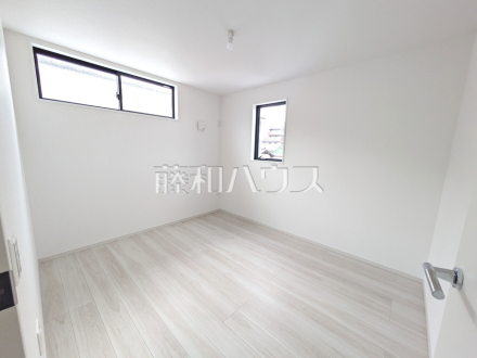明るいカラーが採用されたお部屋は居室やワークスペースとして気持ち良く過ごせそうですね。 【新座市東3丁目】/撮影日2026/05/08
