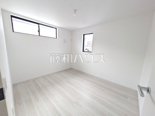 明るいカラーが採用されたお部屋は居室やワークスペースとして気持ち良く過ごせそうですね。 【新座市東3丁目】