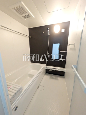 落ち着いた色合いで疲れたからだを癒す、贅沢なくつろぎ空間です。 【新座市東3丁目】