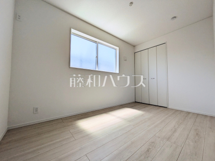 ≪1号棟 居室≫木目が美しいウッディなフローリングの居室は、穏やかで心安らぐ空間となるでしょう。【府中市本宿町1丁目】/撮影日2026/05/18