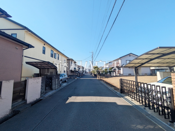 接道状況および現場風景【日野市栄町3丁目】
前面道路6mの平坦地なので、運転が少し苦手な方でも運転・駐車がしやすそうですね。 接道状況および現場風景【日野市栄町3丁目】
前面道路6mの平坦地なので、運転が少し苦手な方でも運転・駐車がしやすそうですね。