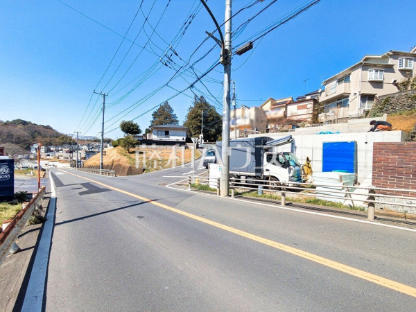 接道状況および現場風景 【八王子市絹ケ丘3丁目】 接道状況および現場風景 【八王子市絹ケ丘3丁目】