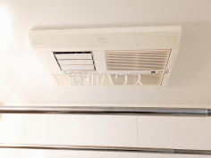 浴室換気乾燥機 【エンゼルソレスト朝霞台】雨の日の強い味方!浴室換気乾燥機付きユニットバスで洗濯物が乾かせます。
浴室換気乾燥機 【エンゼルソレスト朝霞台】雨の日の強い味方!浴室換気乾燥機付きユニットバスで洗濯物が乾かせます。