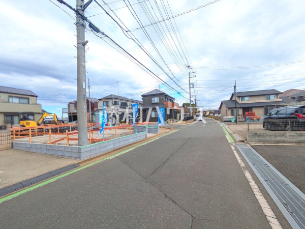 接道状況および現場風景 ご家族ぞれぞれの思い出と、どこまでも広がる空を独り占め!暖かな光に包まれ四季折々の風を感じる、幸せの空間がここに。【富士見市大字水子】 接道状況および現場風景 ご家族ぞれぞれの思い出と、どこまでも広がる空を独り占め!暖かな光に包まれ四季折々の風を感じる、幸せの空間がここに。【富士見市大字水子】