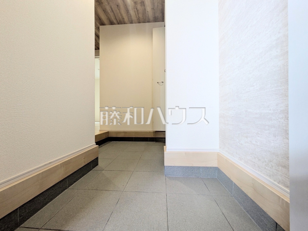 ≪2号棟 玄関≫「住まいの顔」とも言われ、家全体のイメージを左右する重要な玄関スペース。お気に入りのインテリア用品や小物などで素敵な空間に彩ってみませんか。 【府中市南町4丁目】 ≪2号棟 玄関≫「住まいの顔」とも言われ、家全体のイメージを左右する重要な玄関スペース。お気に入りのインテリア用品や小物などで素敵な空間に彩ってみませんか。 【府中市南町4丁目】