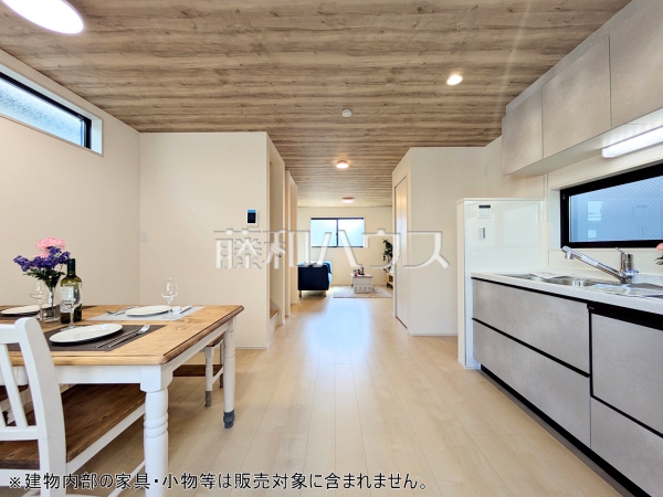 ≪2号棟 リビング≫ナチュラルな色を基調とした落ち着きのあるリビングダイニングは、リラックスできる癒し空間です。 【府中市南町4丁目】 ≪2号棟 リビング≫ナチュラルな色を基調とした落ち着きのあるリビングダイニングは、リラックスできる癒し空間です。 【府中市南町4丁目】