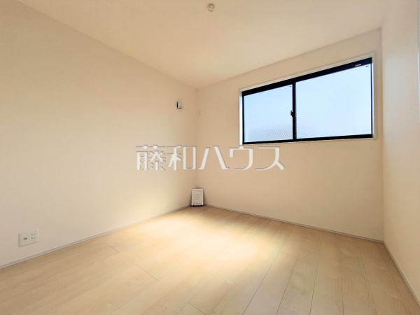 ≪2号棟 居室≫木目が美しいウッディなフローリングの居室は、穏やかで心安らぐ空間となるでしょう。 【府中市南町4丁目】 ≪2号棟 居室≫木目が美しいウッディなフローリングの居室は、穏やかで心安らぐ空間となるでしょう。 【府中市南町4丁目】