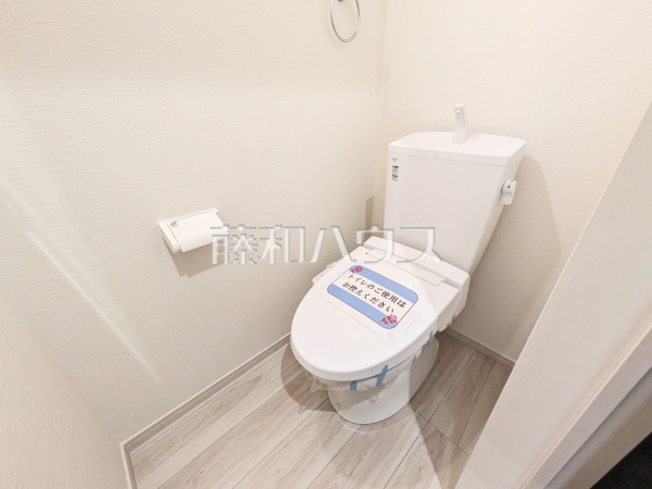 温水洗浄機能付きトイレで清潔にご使用いただけます。 【新座市栄2丁目】 温水洗浄機能付きトイレで清潔にご使用いただけます。 【新座市栄2丁目】