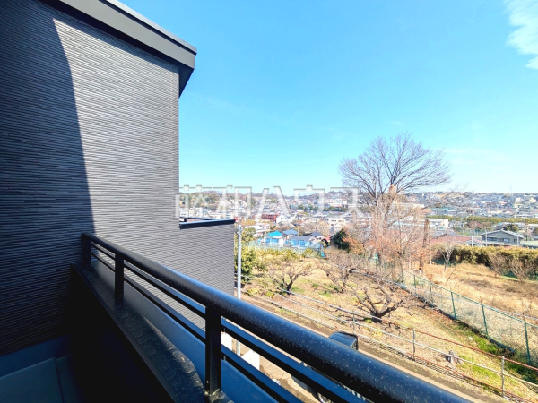 ≪3号棟 住戸からの眺望≫青・緑・白のコントラスト!澄んだ青い空のたもと、豊かな緑が織りなす時間、表情豊かに四季折々の景観を楽しませてくれるでしょう。 【稲城市平尾2丁目】 ≪3号棟 住戸からの眺望≫青・緑・白のコントラスト!澄んだ青い空のたもと、豊かな緑が織りなす時間、表情豊かに四季折々の景観を楽しませてくれるでしょう。 【稲城市平尾2丁目】