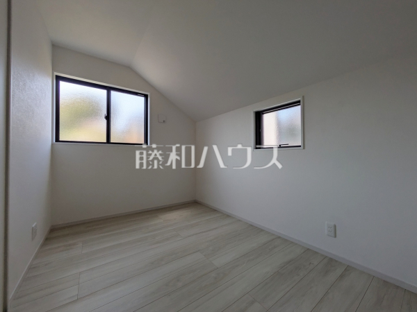 ≪3号棟 居室≫全居室角部屋仕様で2面採光を実現!お天気の良い日には窓を開けて換気もできるので気持ち良いですね。【稲城市平尾2丁目】 ≪3号棟 居室≫全居室角部屋仕様で2面採光を実現!お天気の良い日には窓を開けて換気もできるので気持ち良いですね。【稲城市平尾2丁目】