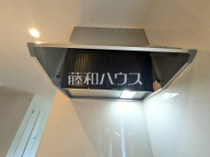 レンジフード 【八王子市元八王子町3丁目】お手入れのしやすいレンジフードは見た目もスッキリしていて、料理時の油煙やニオイを効率的に外に出せます。 レンジフード 【八王子市元八王子町3丁目】お手入れのしやすいレンジフードは見た目もスッキリしていて、料理時の油煙やニオイを効率的に外に出せます。
