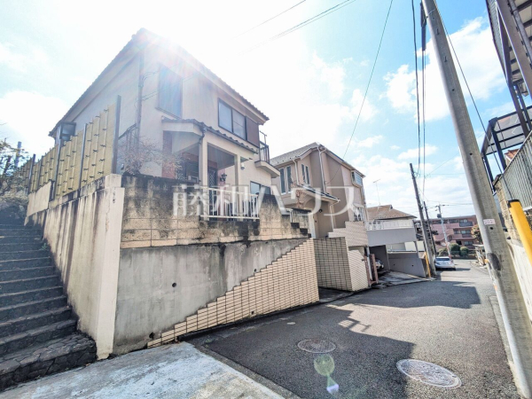 接道状況および現場風景 【八王子市暁町1丁目】前面道路約5mなので、運転が少し苦手な方でも運転・駐車がしやすそうですね。 接道状況および現場風景 【八王子市暁町1丁目】前面道路約5mなので、運転が少し苦手な方でも運転・駐車がしやすそうですね。