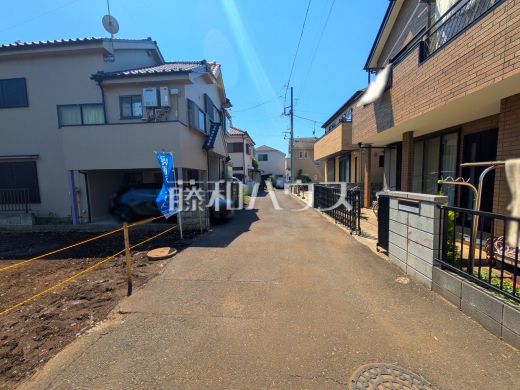 季節を問わず賑わいをみせる街を背景に広がる住宅エリア。天高い青空を見上げて建つ姿は、静かな住宅街に溶け込みながらやさしい香りを放つことでしょう。【東久留米市本町4丁目】