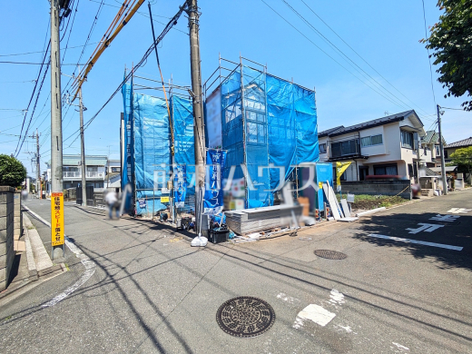 見学はしたいけど、なかなか時間が取れない・・・そんな方に出勤前や仕事終わりにマイホームを見学できるサポートをいたします。接道状況および現場風景 【西東京市南町2丁目】
