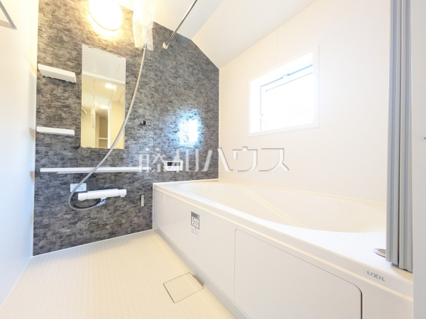 一日の疲れを癒してくれるバスルームは、ゆったりと半身浴をしながら読書を楽しんだりお子様と一緒に入浴したりと寛げる空間です。 【練馬区富士見台3丁目】 一日の疲れを癒してくれるバスルームは、ゆったりと半身浴をしながら読書を楽しんだりお子様と一緒に入浴したりと寛げる空間です。 【練馬区富士見台3丁目】