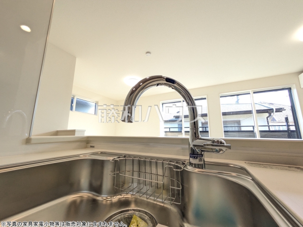 手をかざすだけで操作できるタッチレス水栓で料理や後片付けが楽になります。 【練馬区富士見台3丁目】 手をかざすだけで操作できるタッチレス水栓で料理や後片付けが楽になります。 【練馬区富士見台3丁目】