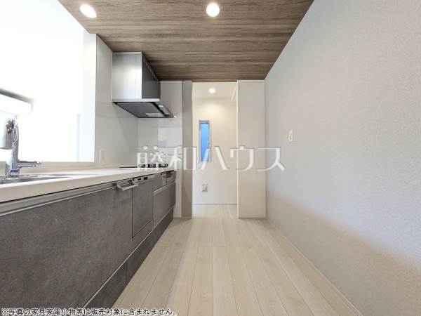 使いやすくスタイリッシュなシステムキッチンには、毎日お使いになる方の視点が存分に活かされています。 【練馬区富士見台3丁目】 使いやすくスタイリッシュなシステムキッチンには、毎日お使いになる方の視点が存分に活かされています。 【練馬区富士見台3丁目】