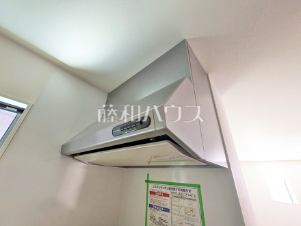 レンジフード 【福岡市城南区松山1丁目】 お手入れのしやすいレンジフードは見た目もスッキリしていて、料理時の油煙やニオイを効率的に外に出せます。/撮影日2026/07/27