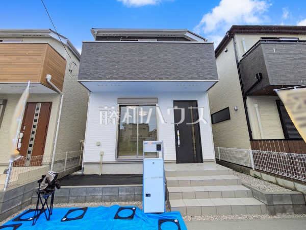 2号棟 外観 【日野市東平山2丁目】直線的ですっきりとしたスクエアなデザインが、お客様のお住まいを都会的に印象づけます。 2号棟 外観 【日野市東平山2丁目】直線的ですっきりとしたスクエアなデザインが、お客様のお住まいを都会的に印象づけます。