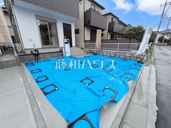 2号棟 カースペース 【日野市東平山2丁目】前面道路幅も5mあるので、全体としての見通しがよく、すれ違いや車を出し入れする際も安心です。 2号棟 カースペース 【日野市東平山2丁目】前面道路幅も5mあるので、全体としての見通しがよく、すれ違いや車を出し入れする際も安心です。