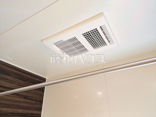 浴室乾燥機(浴室内上部) 雨の日の強い味方!浴室換気乾燥機付きユニットバスで洗濯物が乾かせます。