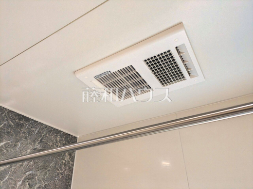 浴室乾燥機(浴室内上部) 雨の日の強い味方!浴室換気乾燥機付きユニットバスで洗濯物が乾かせます