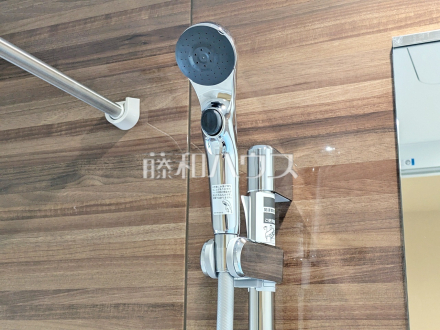 49号棟 スイッチ付シャワーヘッド 【新座市野火止3丁目】 浴室のシャワーは手元で止水ができるスイッチ付シャワーヘッドにより、さらに節水効果がアップします。/撮影日2026/08/24