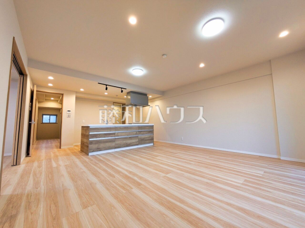 ≪リビング≫大きなソファーを置いても圧迫感がない約19.5帖の広々LDK。窓からは陽光をたっぷり採り込み、明るく快適な団らん空間となっております。 【ミオカステーロ府中紅葉丘】 ≪リビング≫大きなソファーを置いても圧迫感がない約19.5帖の広々LDK。窓からは陽光をたっぷり採り込み、明るく快適な団らん空間となっております。 【ミオカステーロ府中紅葉丘】