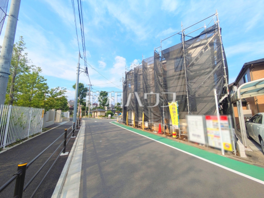 ≪接道状況≫まだまだ建築中ですが、ぜひ現地をご覧になりませんか?基礎・上棟の状態は建築中にしかご覧になれません! 【府中市幸町1丁目】