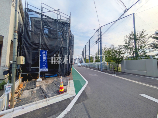 ≪接道状況≫順調に工事が進んでいます。実際の街並みの様子が段々見えて参りました。ぜひ実際に現地をご見学下さいませ。 【府中市幸町1丁目】