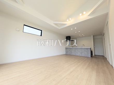 ≪リビング≫上部に吹き抜けを設け開放的な空間に仕上げたリビング【府中市幸町1丁目】/撮影日2026/07/04