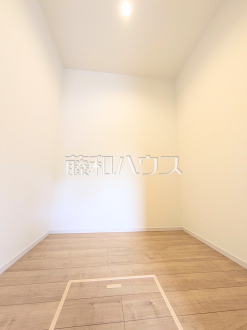 ≪収納≫ウォークインクローゼットは、お洋服等がたくさん収納できて便利です。 【府中市幸町1丁目】/撮影日2026/07/04