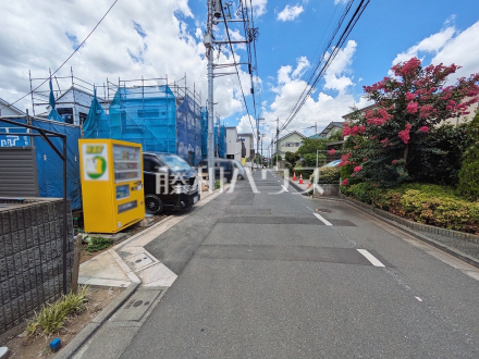 接道状況および現場風景 【練馬区南田中1丁目】前面道路5mなので、運転が少し苦手な方でも運転・駐車がしやすそうですね。/撮影日2026/08/08