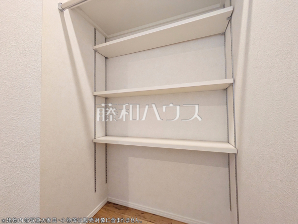 ≪ウォークインクローゼット≫収納力豊富なウォークインクローゼットで、バッグや小物類も片付きます ≪ウォークインクローゼット≫収納力豊富なウォークインクローゼットで、バッグや小物類も片付きます