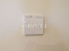 床暖房スイッチ乾燥しすぎず、埃も舞わずハウスダストが少ないクリーンな室内をキープする床暖房 床暖房スイッチ乾燥しすぎず、埃も舞わずハウスダストが少ないクリーンな室内をキープする床暖房