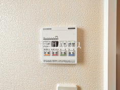 24時間換気システム 24時間換気システムにより、花粉・PM2.5などの微小粒子物質の侵入を防ぎ、快適な室内を保ちます。
24時間換気システム 24時間換気システムにより、花粉・PM2.5などの微小粒子物質の侵入を防ぎ、快適な室内を保ちます。