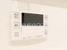 給湯機追焚き機能付きなので、生活時間の違う家族に便利です。 給湯機追焚き機能付きなので、生活時間の違う家族に便利です。