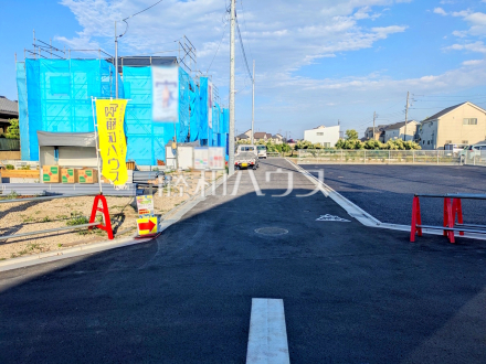 ≪接道状況≫まだまだ建築中ですが、ぜひ現地をご覧になりませんか?基礎・上棟の状態は建築中にしかご覧になれません! 【府中市分梅町3丁目】/撮影日2026/05/29