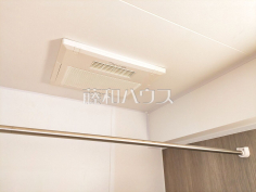浴室乾燥機(浴室内上部)雨の日の強い味方!浴室換気乾燥機付きユニットバスで洗濯物が乾かせます。
浴室乾燥機(浴室内上部)雨の日の強い味方!浴室換気乾燥機付きユニットバスで洗濯物が乾かせます。