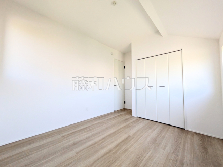 ≪5号棟 居室≫各部屋に収納も完備されるため、部屋もしっかり片付きそうですね♪ 【府中市分梅町3丁目】/撮影日2026/07/10