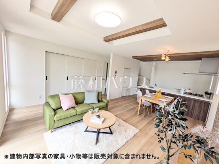 ≪5号棟 リビング≫たっぷりの日差しや心地良い風が入る、広々としたリビングが魅力 【府中市分梅町3丁目】/撮影日2026/07/24